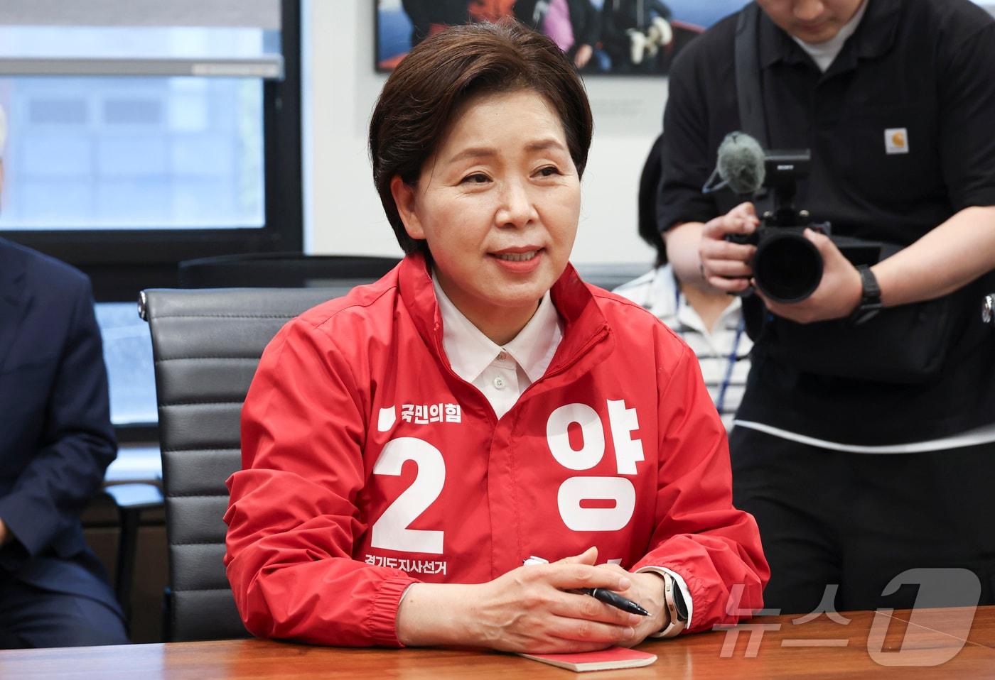 본문 이미지 - 양향자 국민의힘 경기지사 후보가 18일 서울 서초동 영포빌딩에서 이명박 전 대통령을 예방하고 있다. (공동취재) 2026.5.18 ⓒ 뉴스1 박지혜 기자