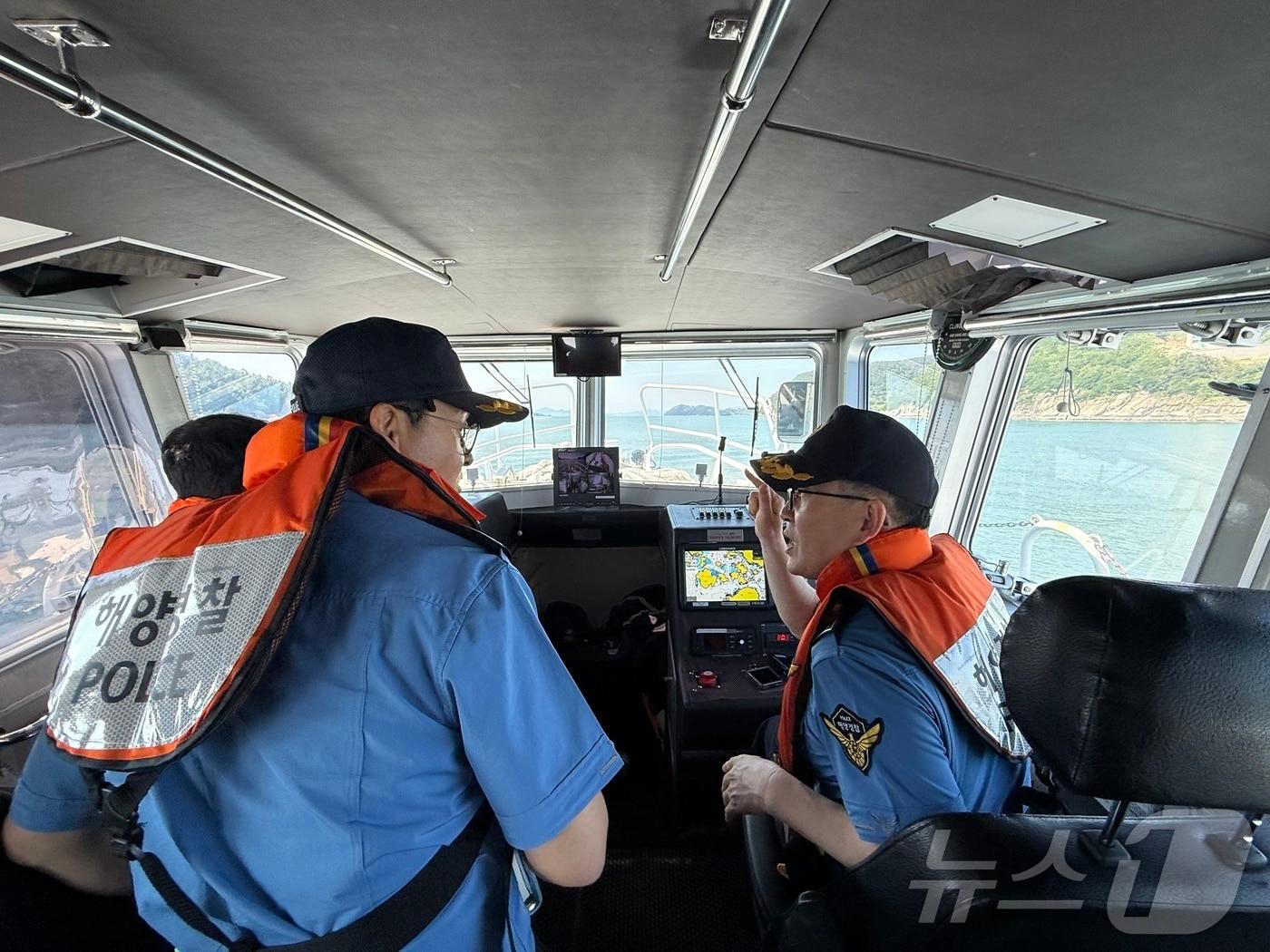 본문 이미지 - 김기용 여수해경서장이 18일 세계박람회 부행사장인 금오도와 개도 일원의 항로 및 항포구에 대한 점검을 실시하고 있다. (여수해경 제공. 재판매 및 DB금지) ⓒ 뉴스1 김성준 기자
