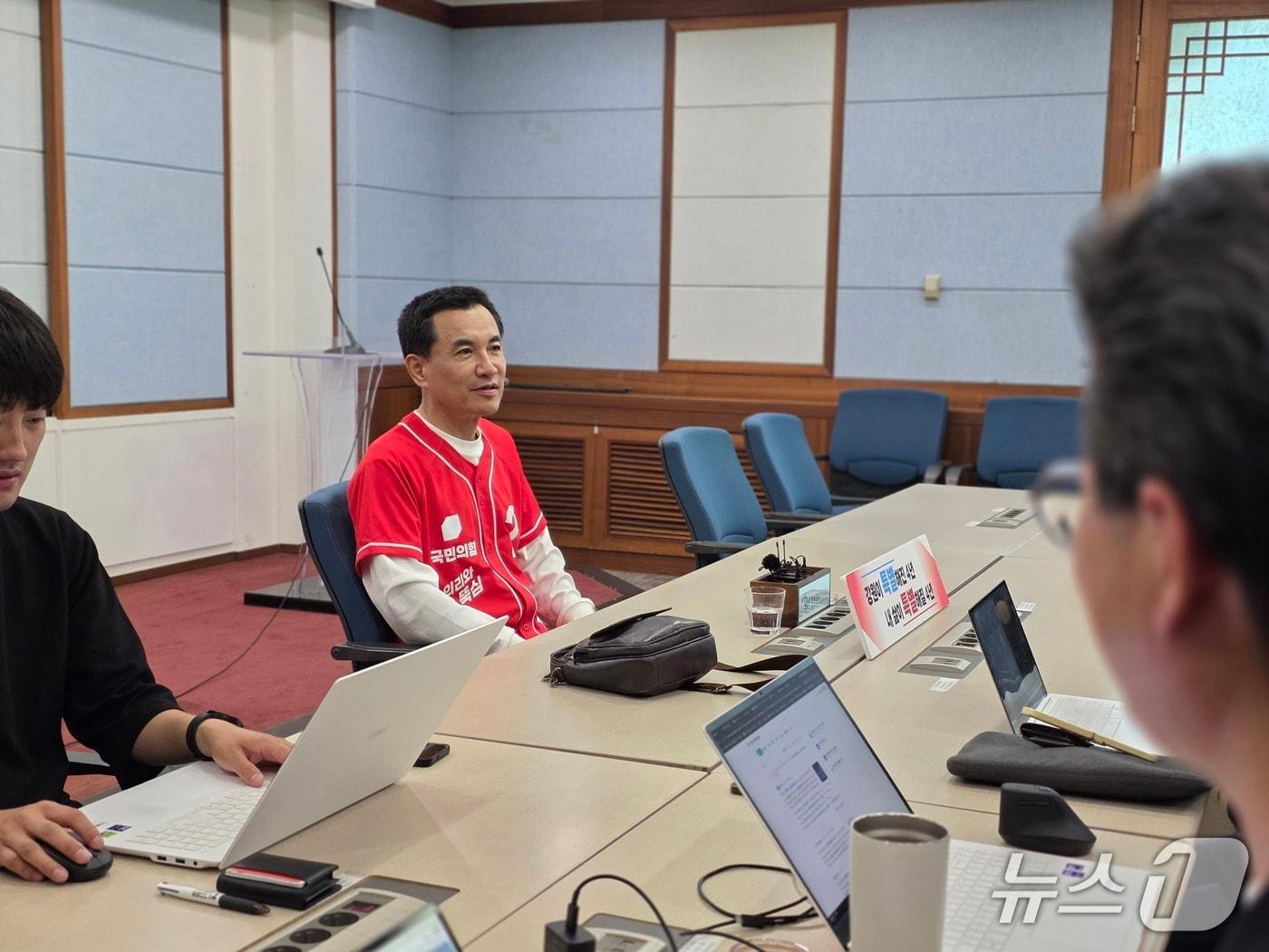 본문 이미지 - 김진태 국민의힘 강원특별자치도지사 후보는 16일 강원도청 브리핑룸에서 기자간담회를 열고 민생 경제 회복과 도정 현안에 대한 혁신 공약을 발표하고 있다.(김진태후보캠프 측 제공. 재판매 및 DB금지)/뉴스1