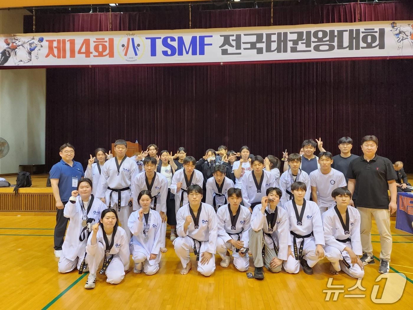 본문 이미지 - 우송정보대학 자율전공학부 스포츠운동재활과 학생들이 최근 열린 '제14회 TSMF 전국태권왕대회' 겨루기 부문 종합우승을 차지했다. (우송정보대학 제공.재판매 및 DB금지)/뉴스1