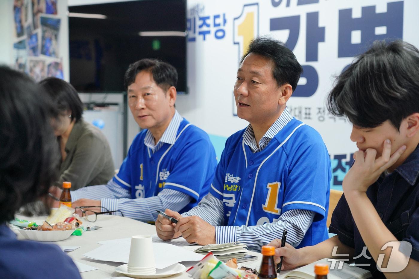 본문 이미지 - 이광재 더불어민주당 경기 하남갑 국회의원 보궐선거 후보가 18일 하남시 초중고학부모연합회와 간담회를 하고 있다.(이광재 캠프 제공. 재판매 및 DB 금지)/뉴스1 