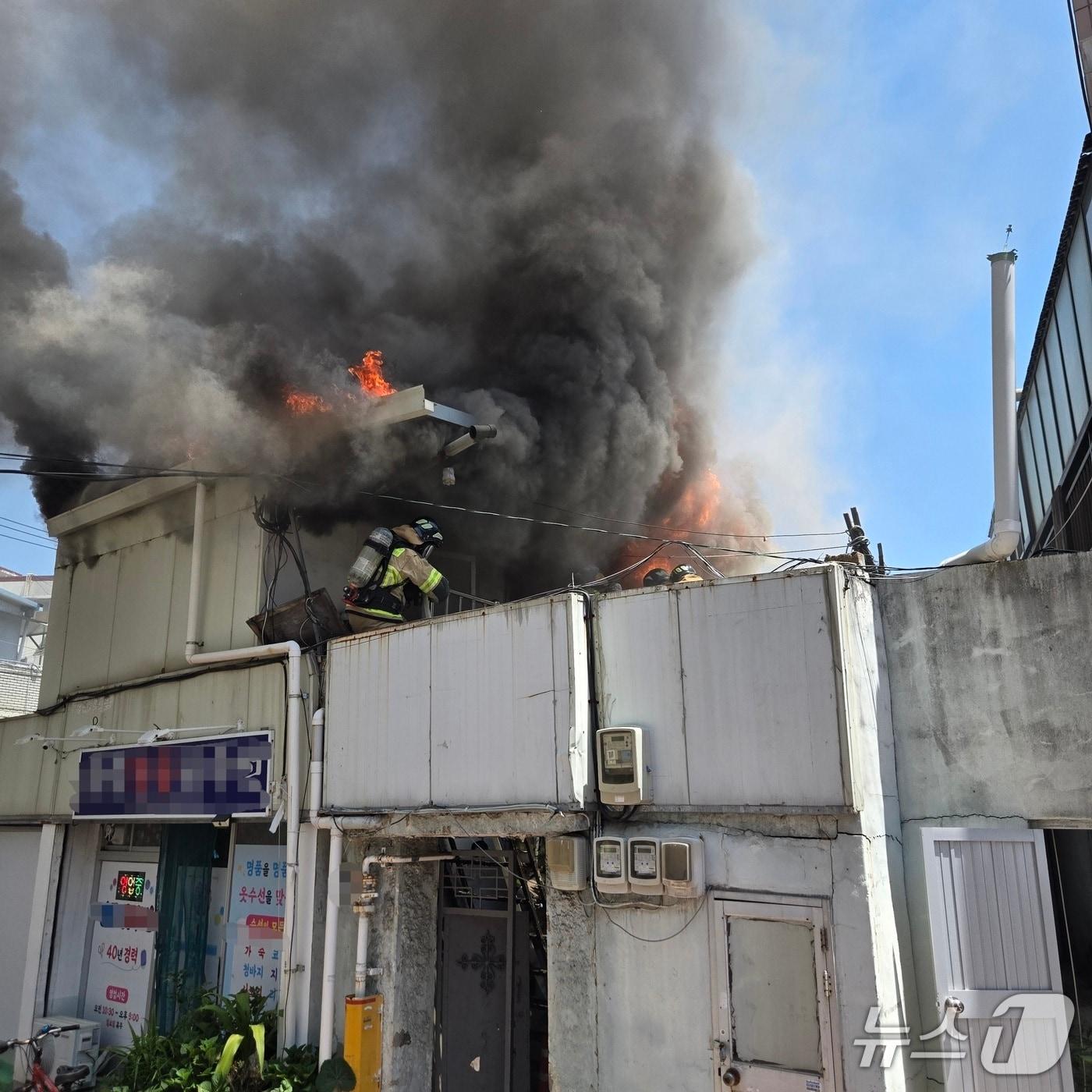 본문 이미지 - 18일 낮 12시 53분쯤 대구 중구 남산동의 한 상가주택 2층에서 원인을 알 수 없는 불이 나 소방관들이 진화하고 있다. (대구소방본부 제공. 재판매 및 DB 금지) 2026.5.18/뉴스1