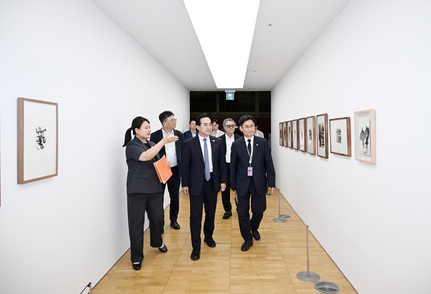 본문 이미지 - 박홍근 기획예산처 장관이 5월 18일 오후 광주 동구 국립아시아문화전당을 방문해 전시를 관람하며 관계자의 설명을 듣고 있다.(기획예산처 제공)