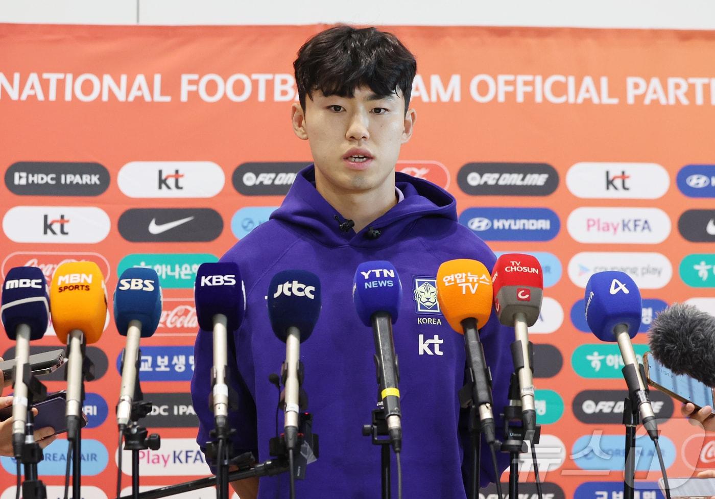본문 이미지 - 2026 FIFA 북중미 월드컵에 나서는 대한민국 축구 국가대표팀의 이기혁이 18일 오후 인천국제공항 제2터미널에서 사전 캠프가 차려지는 미국 유타주 솔트레이크시티로 출국 전 취재진과 인터뷰를 하고 있다. 2026.5.18 ⓒ 뉴스1 김진환 기자