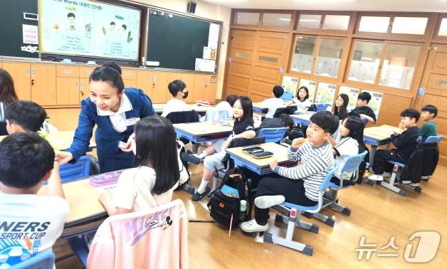 본문 이미지 - 전주하가초가 라오스 교사와 함께하는‘글로벌 교실’을 본격 시작했다.(전북교육청 제공, 재판매 및 DB 금지)/뉴스1