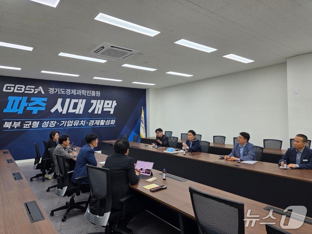 본문 이미지 - 18일 최병갑 파주시장이 이날 업무를 시작한 경과원 파주 본원을 찾아 간담회를 갖고 있다. (파주시 제공, 재판매 및 DB금지)