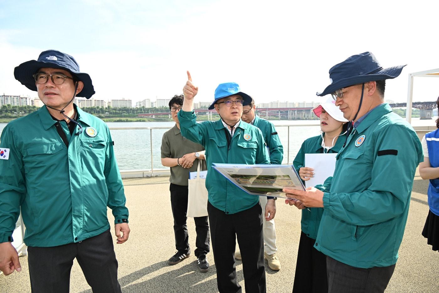 본문 이미지 - 김성보 서울시장 권한대행이 18일 '2026 서울국제정원박람회'와 연계해 오는 20일 운영을 시작하는 '서울숲 한강버스 선착장'을 찾아 사전점검을 하고 있다.