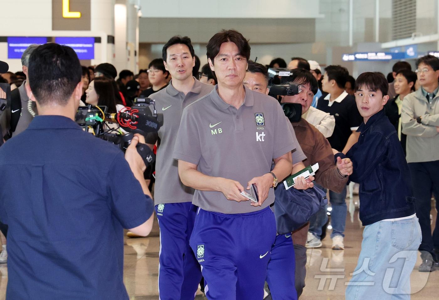 본문 이미지 - 2026 FIFA 북중미 월드컵에 나서는 대한민국 축구 국가대표팀의 홍명보 감독이 18일 오후 인천국제공항 제2터미널에서 사전 캠프가 차려지는 미국 유타주 솔트레이크시티로 출국하고 있다. 축구대표팀은 2주 동안 솔트레이크시티 사전 훈련캠프에서 고지대 적응 등 최종 담금질에 들어간다.2026.5.18 ⓒ 뉴스1 김진환 기자