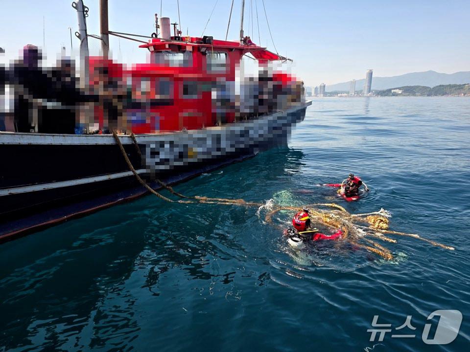 본문 이미지 - 양양 해상 표류 중인 선박 구조활동 펼치는 속초해경.(속초해경 제공, 재판매 및 DB 금지) 2026.5.18/뉴스1
