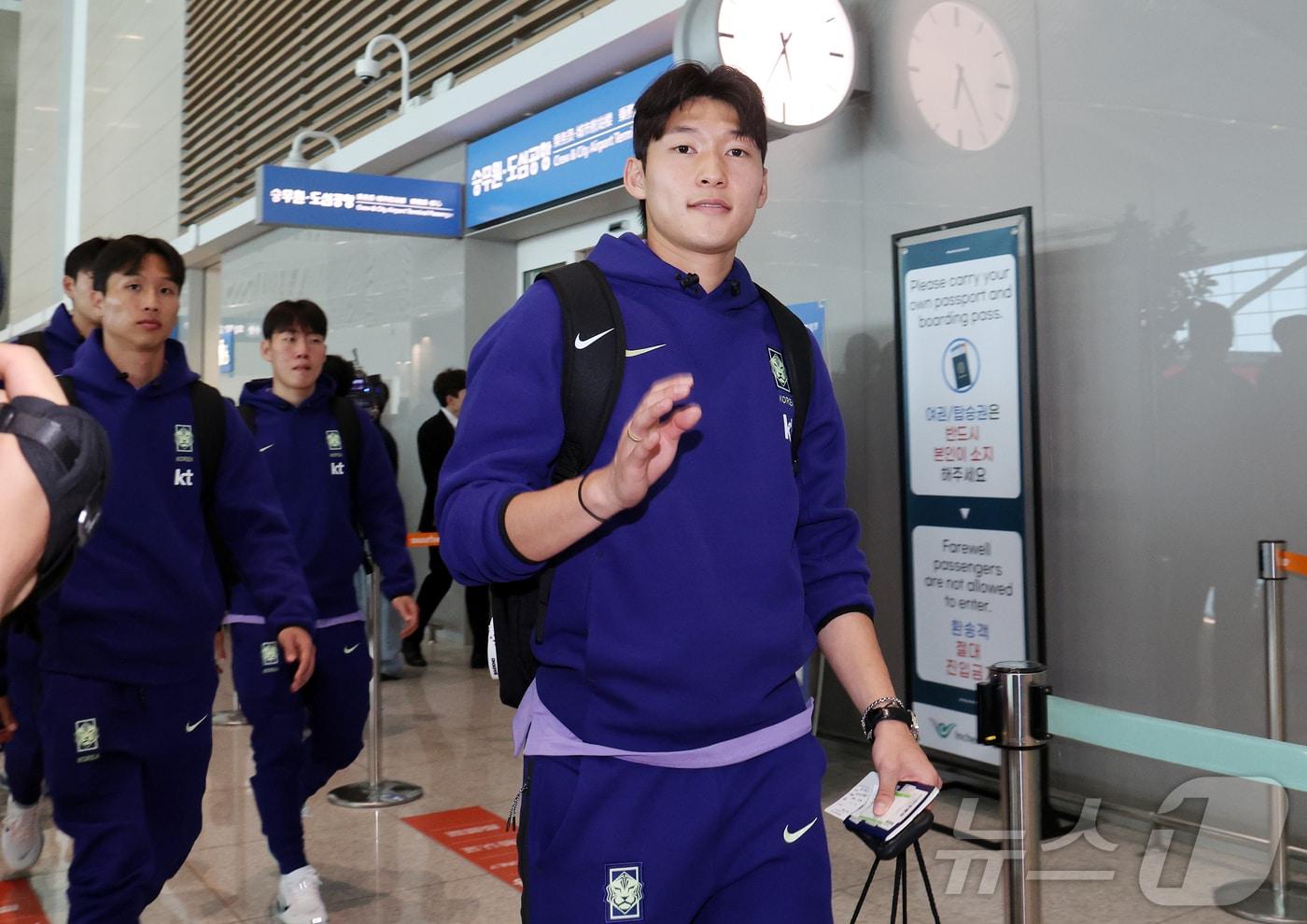 본문 이미지 - 2026 FIFA 북중미 월드컵에 나서는 대한민국 축구 국가대표팀의 배준호가 18일 오후 인천국제공항 제2터미널에서 사전 캠프가 차려지는 미국 유타주 솔트레이크시티로 출국하고 있다. 축구대표팀은 2주 동안 솔트레이크시티 사전 훈련캠프에서 고지대 적응 등 최종 담금질에 들어간다.2026.5.18 ⓒ 뉴스1 김진환 기자