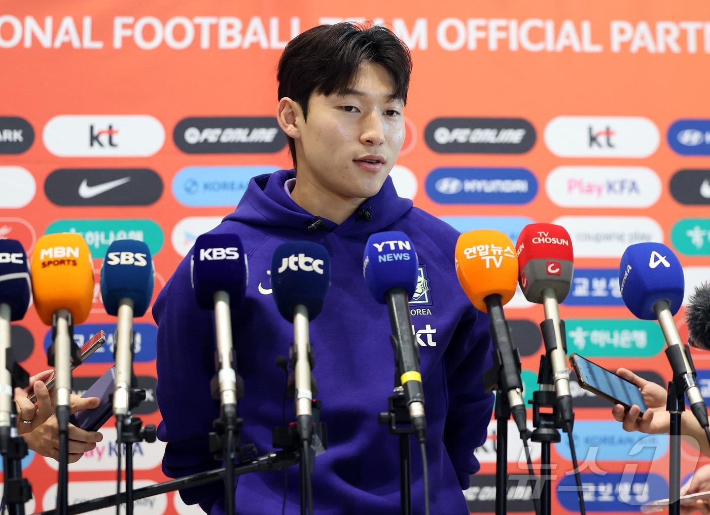 본문 이미지 - 2026 FIFA 북중미 월드컵에 나서는 대한민국 축구 국가대표팀의 배준호가 18일 오후 인천국제공항 제2터미널에서 사전 캠프가 차려지는 미국 유타주 솔트레이크시티로 출국 전 취재진과 인터뷰를 하고 있다. 2026.5.18 ⓒ 뉴스1 김진환 기자