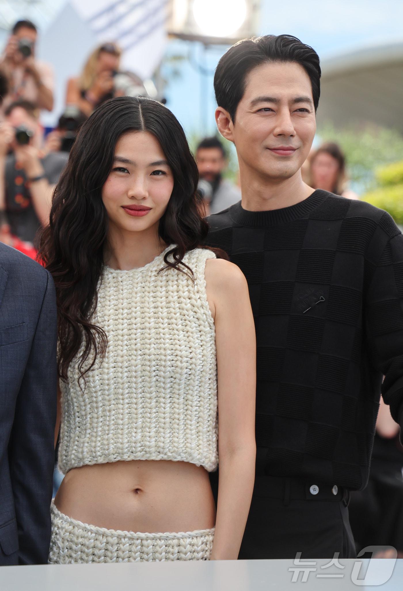본문 이미지 - 제79회 칸 국제영화제가 열리고 있는 18일 현지시간 프랑스 남부 소도시 칸 팔레 데 페스티발에서 열린 경쟁부문 진출작 ‘호프’ 포토콜에서 배우 정호연과 조인성이 포즈를 취하고 있다. 2026.5.18 ⓒ 뉴스1 이준성 특파원