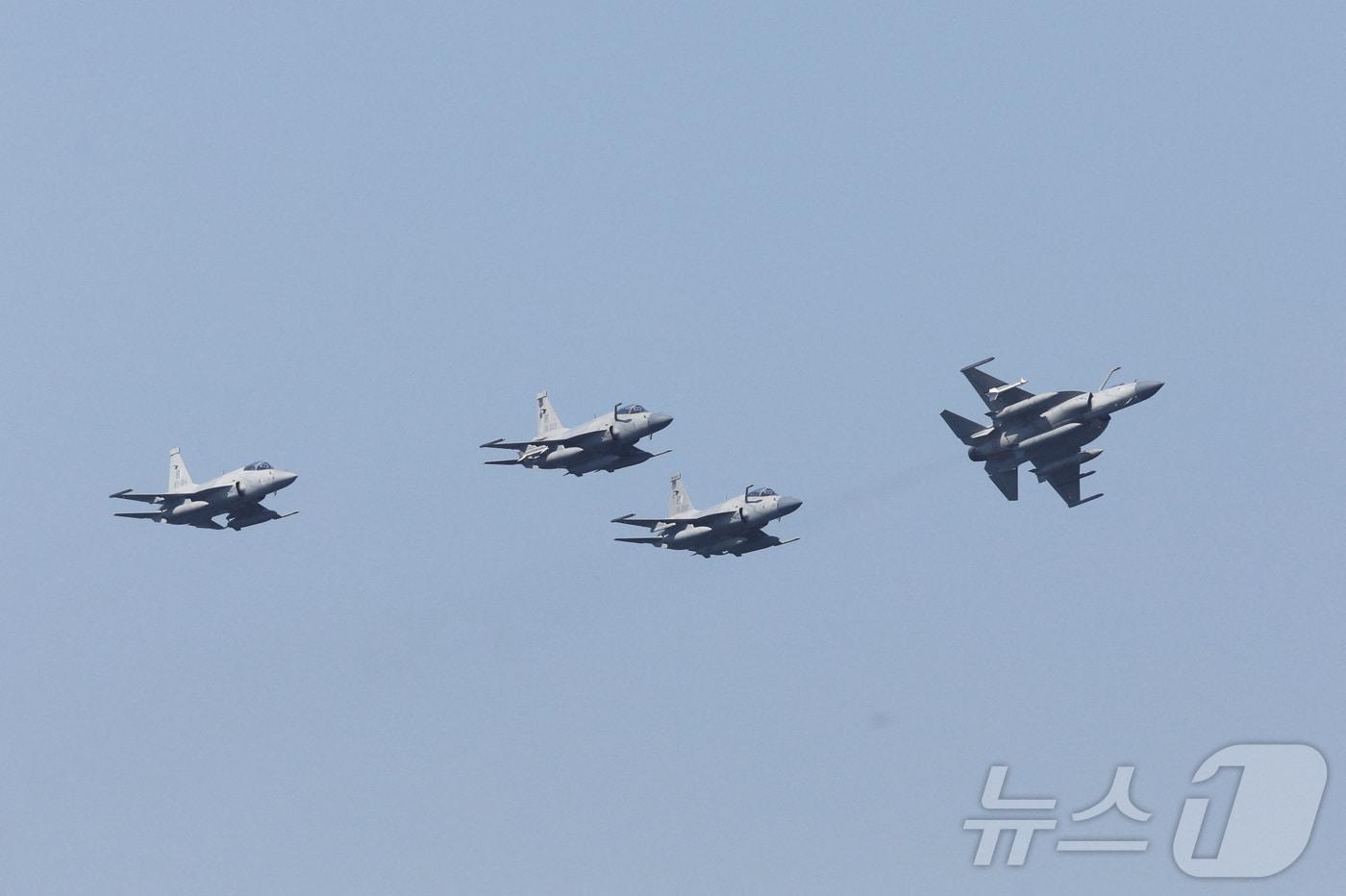 본문 이미지 - 파키스탄 공군 JF-17 '선더' 전투기들이 지난 2023년 2월 13일(현지시간) 파키스탄 카라치 인근 북아라비아해에서 진행된 파키스탄 해군 다국적 훈련 '아만-23'에 참가해 편대비행하고 있다. 2023.02.13. ⓒ 로이터=뉴스1
