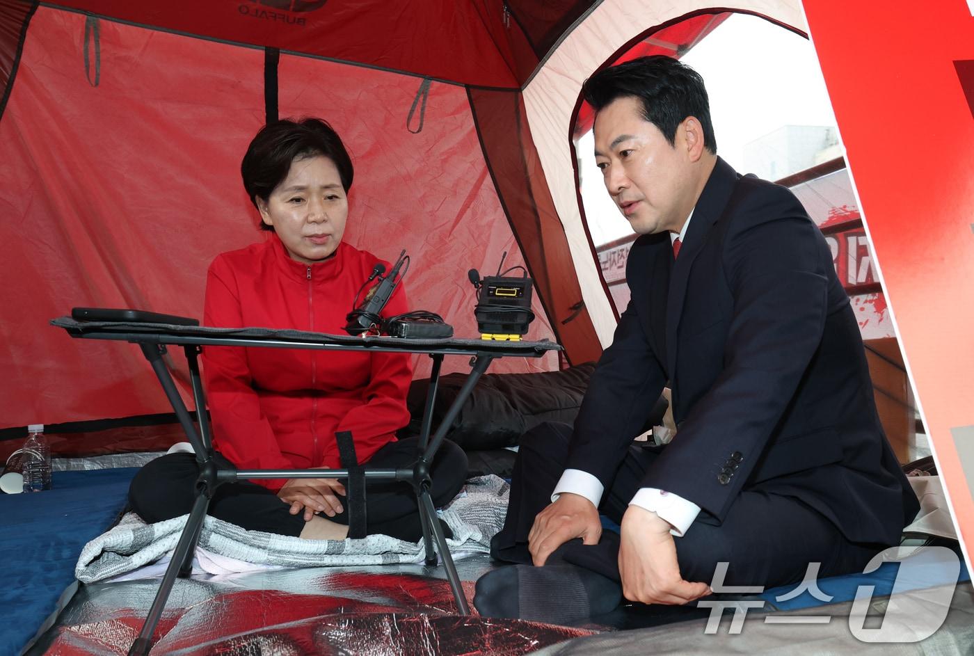 본문 이미지 - 장동혁 국민의힘 대표가 지난 19일 경기 평택시 고덕동 삼성전자 평택캠퍼스 앞에서 단식 농정 중인 양향자 국민의힘 경기도지사 후보를 만나 이야기를 나누고 있다. 양 후보는 지난 18일 경기 평택시 삼성전자 평택캠퍼스 게이트 앞에서 삼성전자 노사 갈등에 따른 총파업 위기와 관련 기자회견을 열고 단식 투쟁 돌입을 선언했다. 2026.5.19 ⓒ 뉴스1 김영운 기자