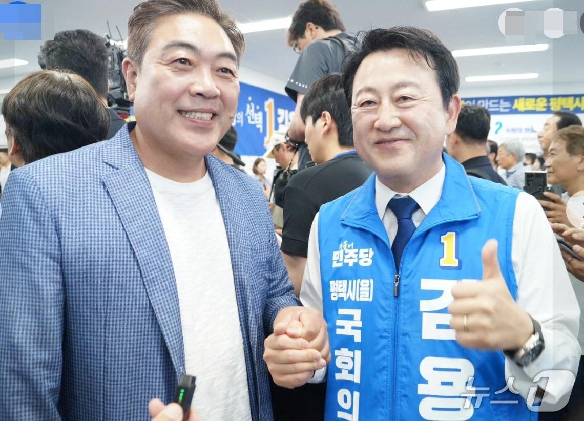 본문 이미지 - 지난 16일 김용남 더불어민주당 경기평택을 후보 선거캠프 개소식에 참석한  배우 이원종. 이원종은 민주당 골목골목 선대위원장을 맡고 있다. (SNS 갈무리) ⓒ 뉴스1
