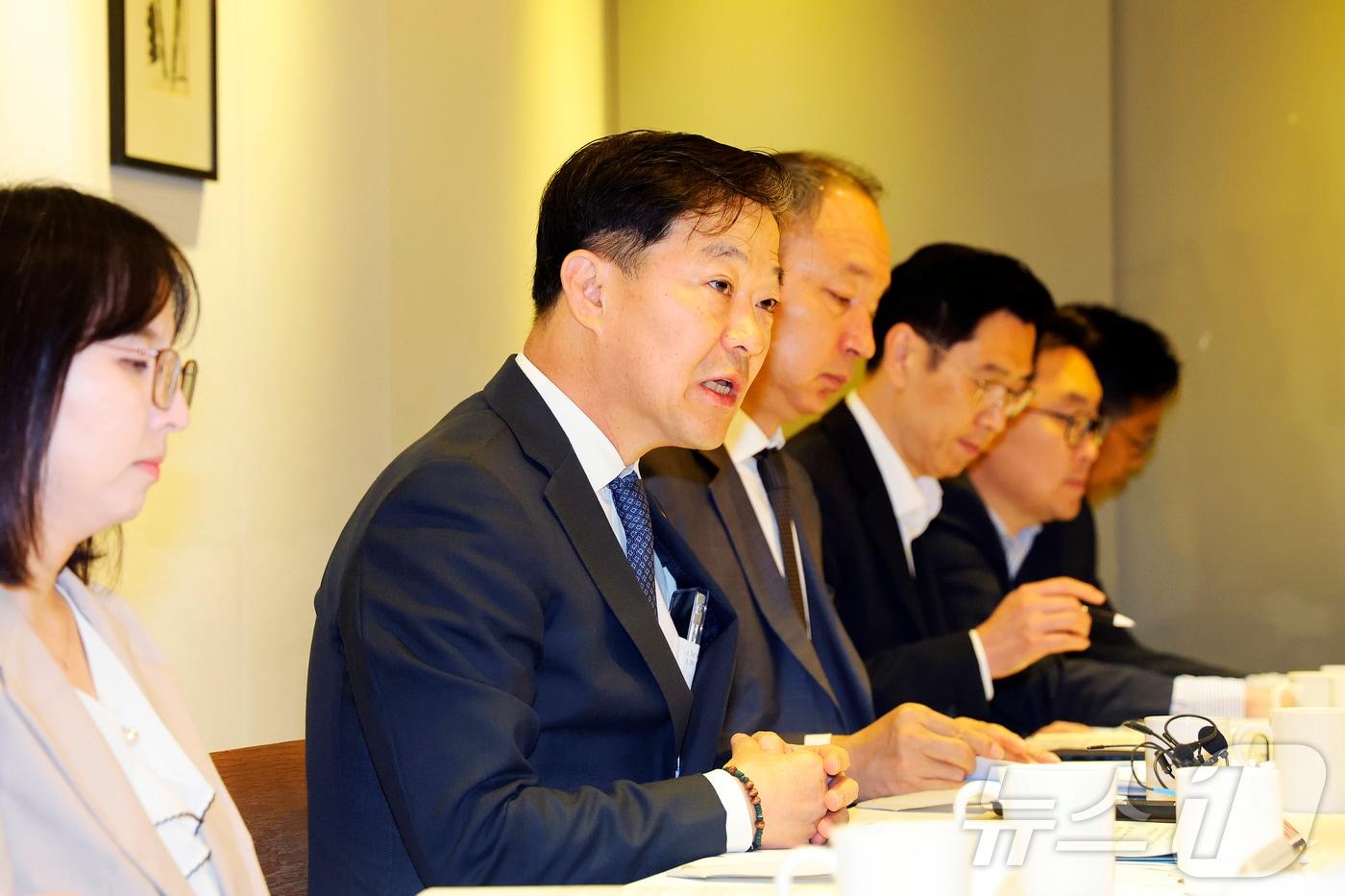 본문 이미지 - 이형훈 보건복지부 제2차관이 19일 오전 서울 중구 콘퍼런스하우스 달개비에서 열린 중동전쟁 대응 제8차 보건의약단체회의에서 모두발언을 하고 있다. (보건복지부 제공. 재판매 및 DB 금지) 2026.5.19 ⓒ 뉴스1