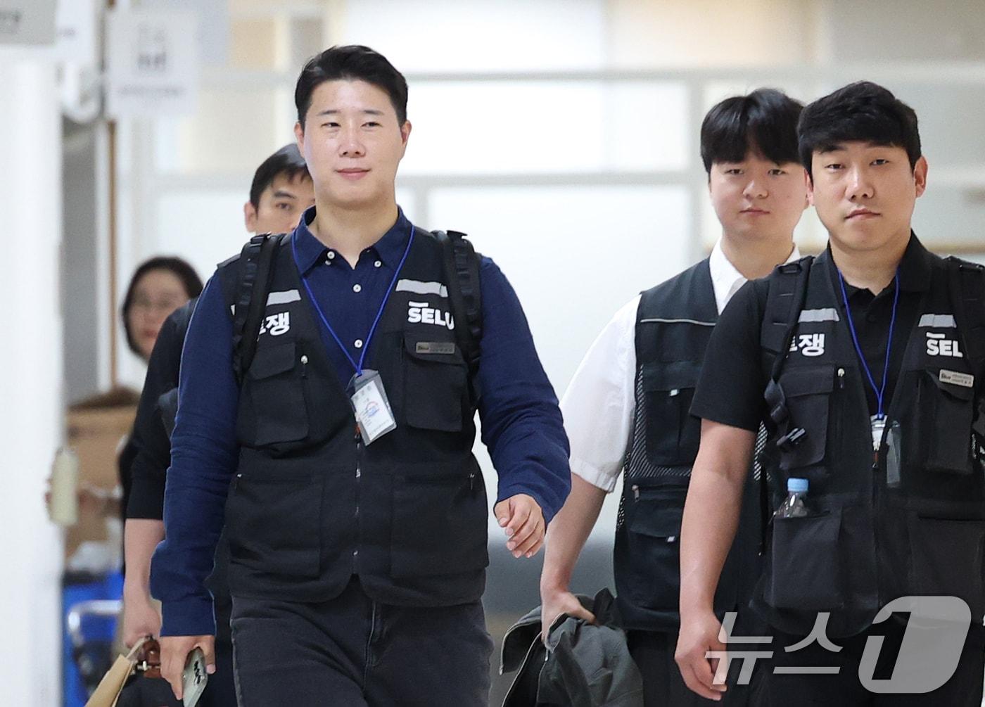 본문 이미지 - 최승호 삼성그룹 초기업노동조합 삼성전자지부 위원장이 총파업 예고 시한을 이틀 앞둔 19일 오전 정부세종청사 중앙노동위원회에서 열린 2차 사후조정 최종 회의에 참석하고 있다. 2026.5.19 ⓒ 뉴스1 오대일 기자