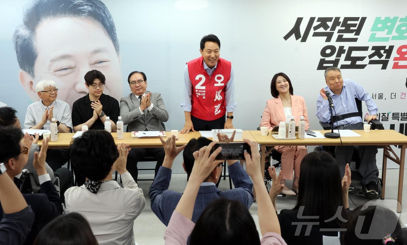 본문 이미지 - 오세훈 국민의힘 서울시장 후보가 19일 오전 서울시 종로구 선거 캠프에서 열린 서울시 장애인단체 관계자들과의 간담회에 참석해 인사말을 하고 있다. 2026.5.19 ⓒ 뉴스1 김진환 기자