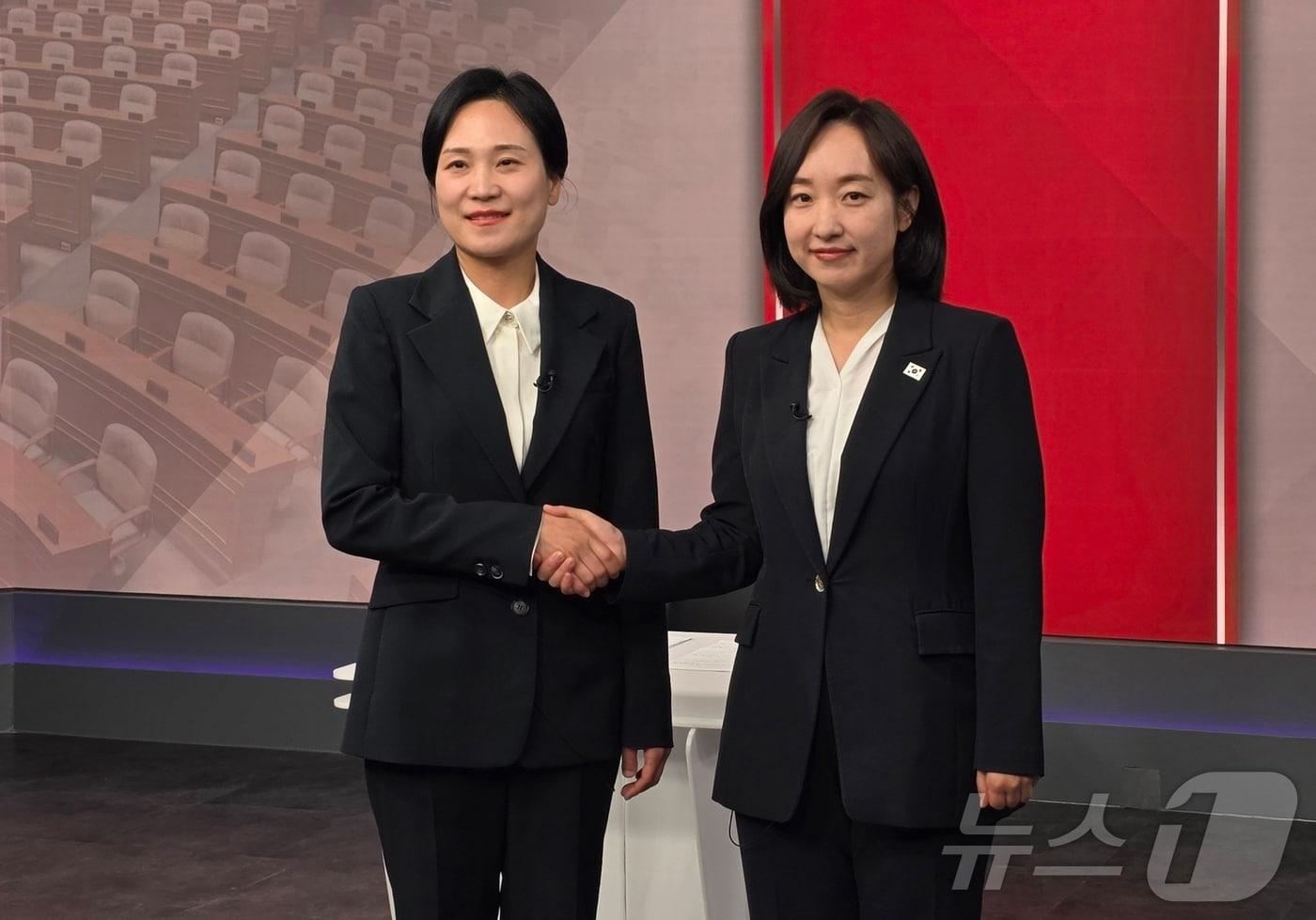 본문 이미지 - 19일 충남 천안시 SK브로드밴드 중부제작센터에서 열린 아산시을 국회의원 보궐선거 후보자 토론회서 더불어민주당 전은수(오른쪽), 국민의힘 김민경후보(왼쪽)가 악수하고 있다. 이날 토론회는 아산시기자회와 SK브로드밴드 중부방송이 공동 주최했다. 2026.5.19 ⓒ 뉴스1 이시우 기자