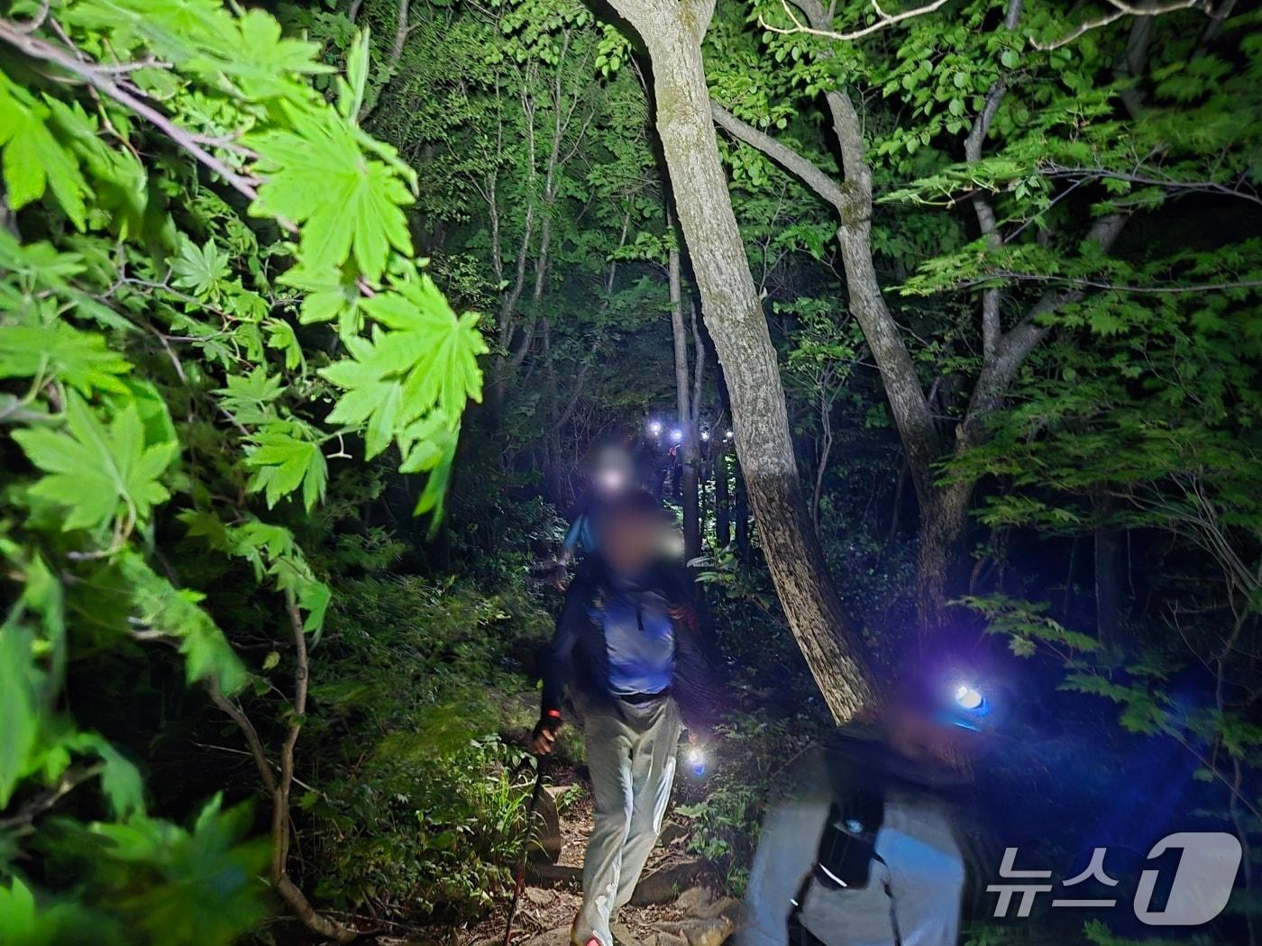 본문 이미지 - 설악산국립공원사무소 태극종주 구간 등 비법정 탐방로 단속 현장.(설악산국립공원 사무소 제공, 재판매 및 DB 금지) 2026.5.19/뉴스1