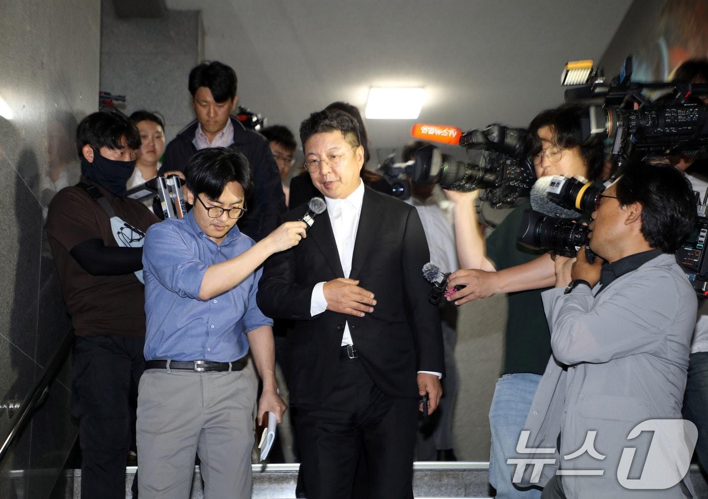본문 이미지 - 김수완 신세계 부사장이 19일 '스타벅스 코리아 이벤트의 오월정신 훼손'관련 사과를 위해 광주 5·18기념재단을 찾았다가 면담을 거부 당한 뒤 입장을 밝히고 있다. 2026.5.19 ⓒ 뉴스1 이수민 기자