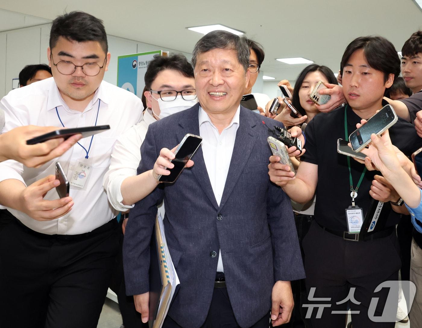 본문 이미지 - 박수근 중앙노동위원장이 삼성전자 노조의 총파업 예고 시한을 이틀 앞둔 19일 정부세종청사 중앙노동위원회에서 열린 삼성전자 2차 사후조정 최종 회의에 참석하며 미소짓고 있다. (공동취재) 2026.5.19 ⓒ 뉴스1 오대일 기자