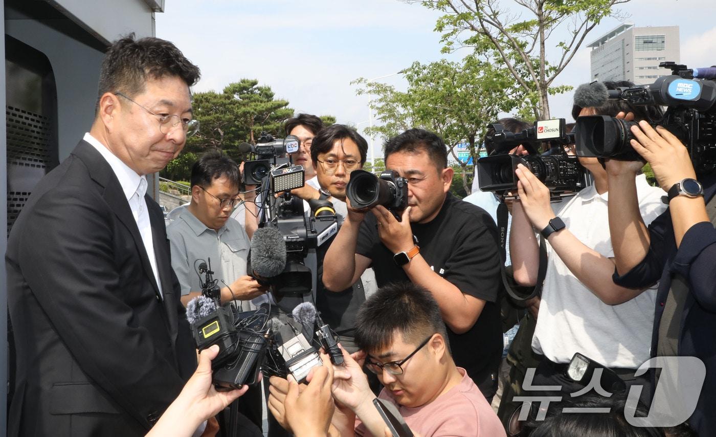 본문 이미지 - 김수완 신세계 부사장이 19일 '스타벅스 코리아 이벤트의 오월정신 훼손'관련 사과를 위해 광주 5·18기념재단을 찾았다가 면담을 거부 당한 뒤 입장을 밝히고 있다. 2026.5.19 ⓒ 뉴스1 이수민 기자