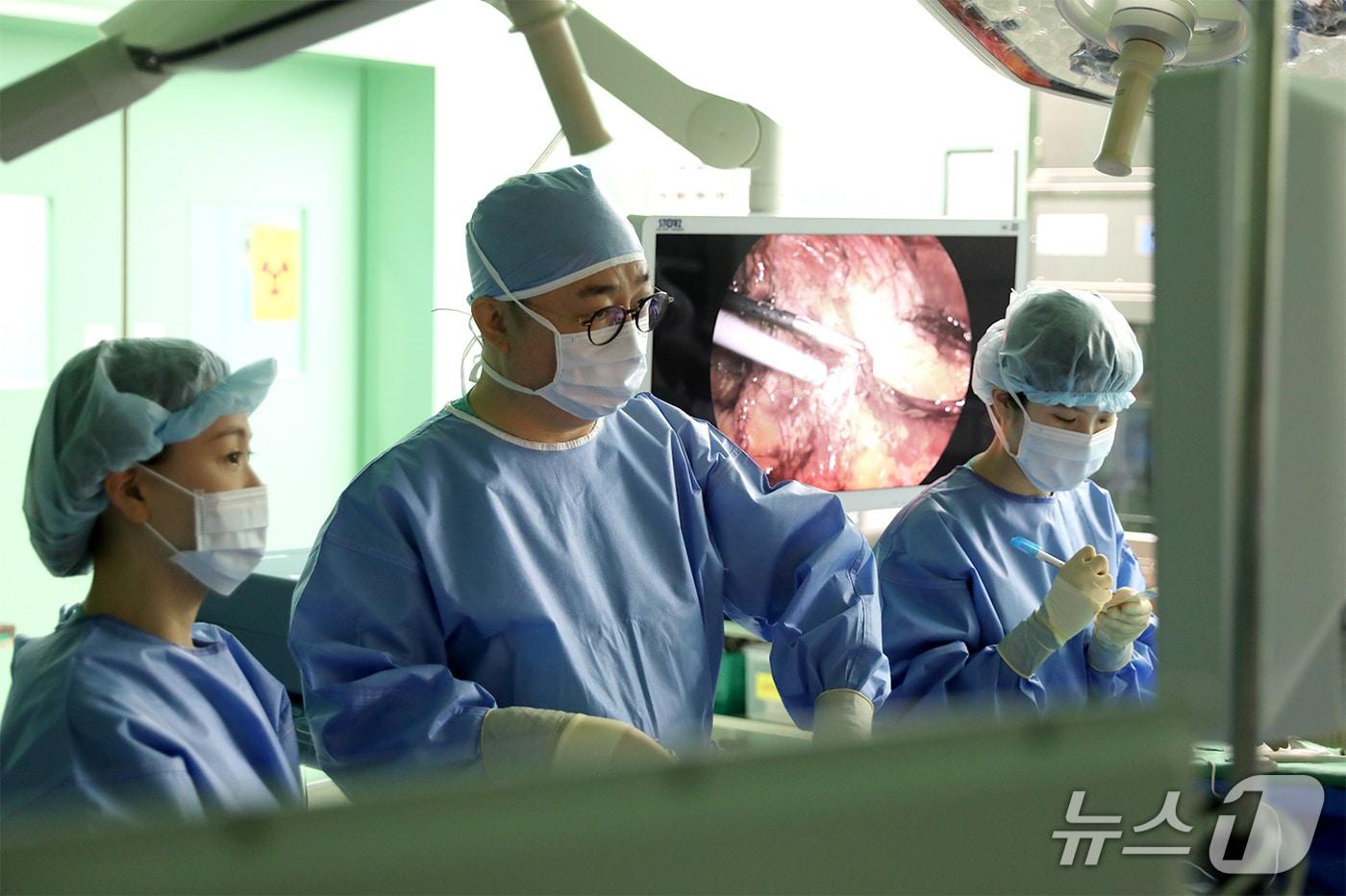 본문 이미지 - 최경운 인제대 일산백병원 외과 교수가 복강경 수술로 탈장 수술을 진행하는 모습.(인제대 일산백병원 제공)