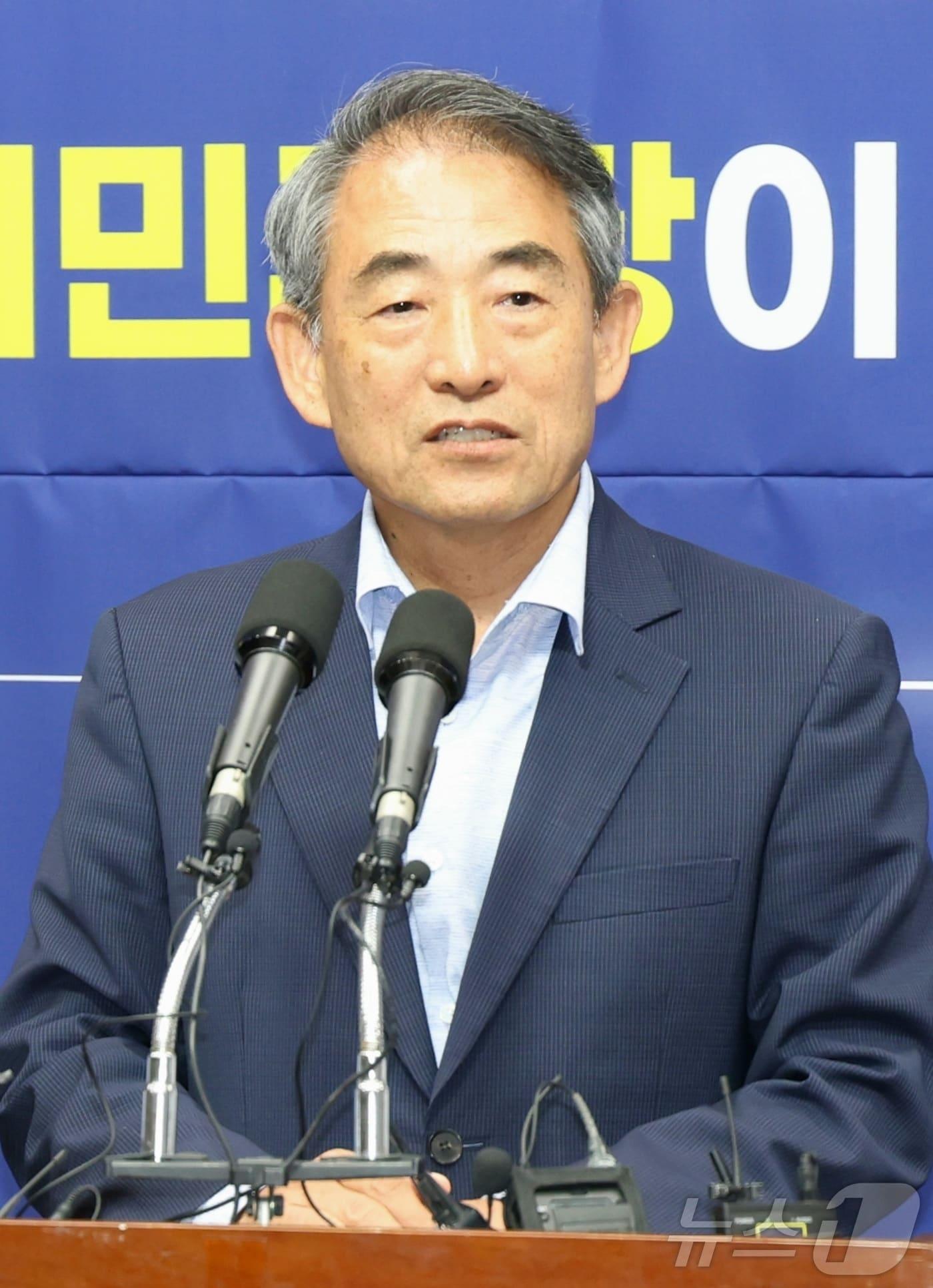 본문 이미지 - 윤준병 더불어민주당 의원이 공무원연금·군인연금·사학연금 등 직역연금 수급권자의 배우자는 기초연금 지급대상에서 원천적으로 배제하고 있는 현행 규정을 개선하는 '기초연금 원천 배제 개선법'을 발의했다. 2026.5.19 ⓒ 뉴스1 유경석 기자