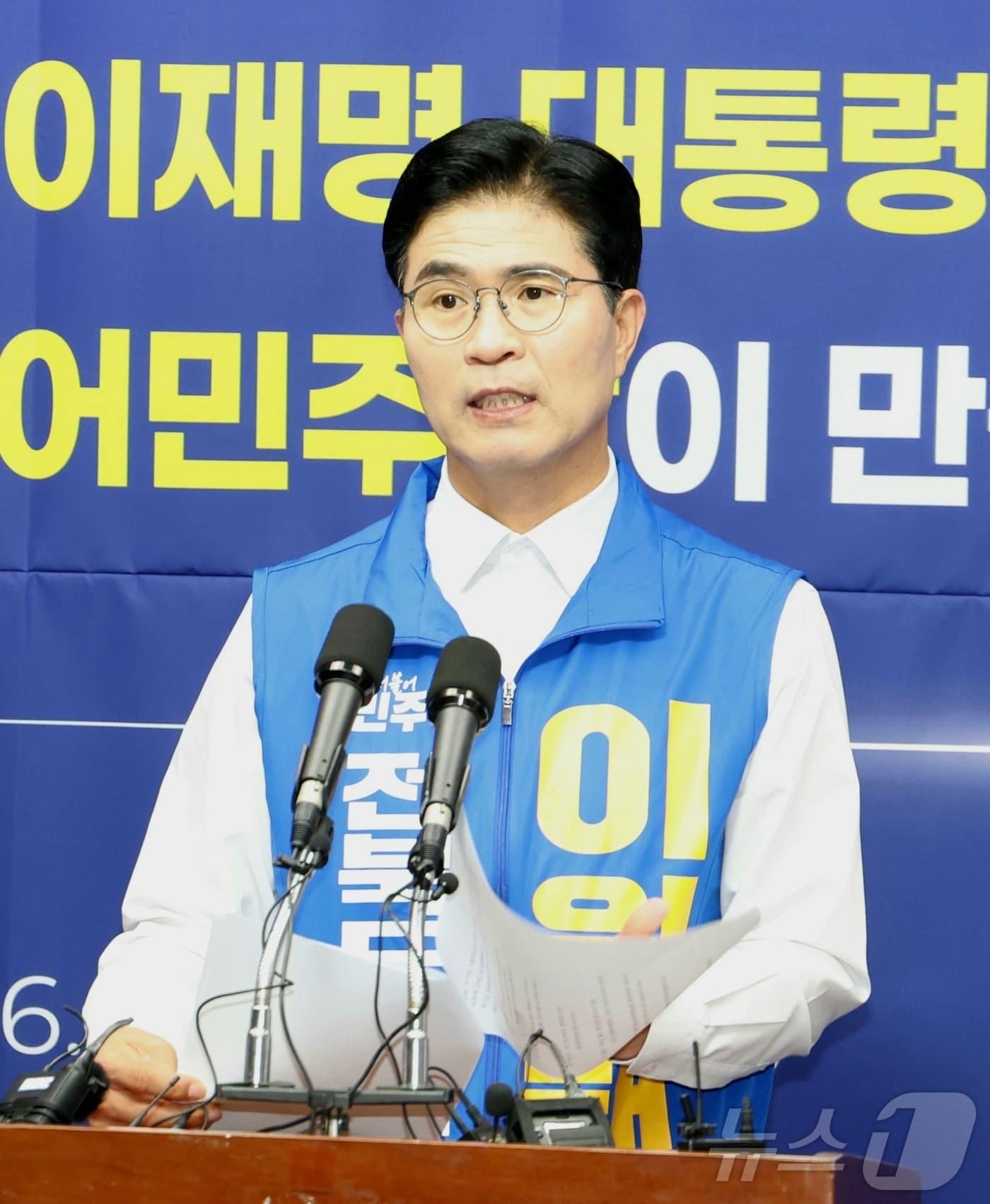 본문 이미지 - 이원택 더불어민주당 전북도지사 후보가 19일 전북 전주시 전북특별자치도의회에서 기자회견을 열고 제9회 전국동시지방선거 공약발표를 하고 있다. 2026.5.19 ⓒ 뉴스1 유경석 기자