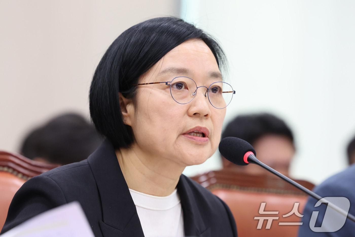 본문 이미지 - 한성숙 중소벤처기업부 장관이 19일 서울 여의도 국회에서 열린 산업통상자원중소벤처기업위원회 전체회의에서 의원 질의에 답변하고 있다. 2026.5.19 ⓒ 뉴스1 신웅수 기자