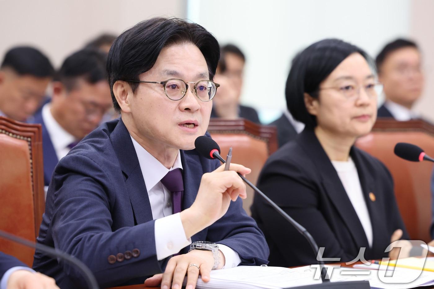 본문 이미지 - 김정관 산업통상부 장관이 19일 서울 여의도 국회에서 열린 산업통상자원중소벤처기업위원회 전체회의에서 의원 질의에 답변하고 있다. 2026.5.19 ⓒ 뉴스1 신웅수 기자