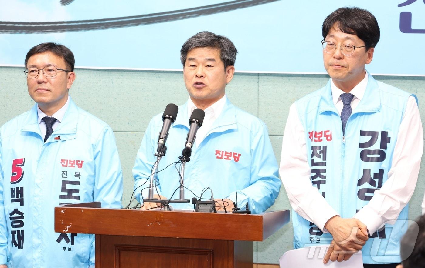 본문 이미지 - 전권희 진보당 전북도당위원장(가운데)을 비롯한 전북지역 지방선거 후보들이 19일 전북 전주시 전북특별자치도의회에서 합동 기자회견을 하고 있다. ⓒ 뉴스1 유경석 기자