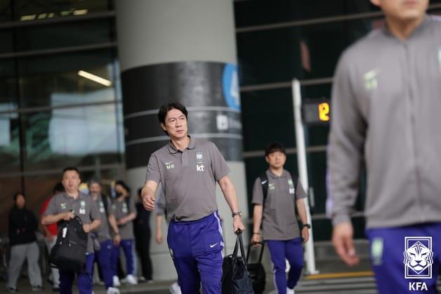 본문 이미지 - 2026 FIFA 북중미 월드컵에 나서는 대한민국 축구 국가대표팀의 홍명보 감독이 18일(현지시간) 사전 훈련캠프가 차려진 미국 유타주 솔트레이크시티 국제공항에 도착해 이동하고 있다. 축구대표팀은 2주 동안 솔트레이크시티 사전 훈련캠프에서 고지대 적응 등 최종 담금질에 들어간다. (대한축구협회 제공, 재판매 및 DB 금지) 2026.5.19 ⓒ 뉴스1 김진환 기자