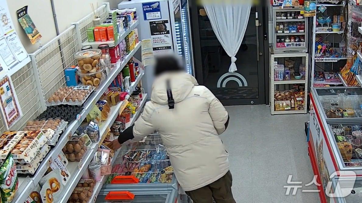 본문 이미지 - 무인점포 절도 모습이 담긴 CCTV 영상(대전경찰청 제공) /뉴스1