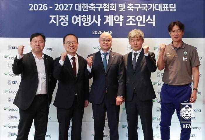 본문 이미지 -  계약식에 참석한 안영우 세중 상무, 이용수 KFA 부회장, 천세전 세중 대표이사, 김승희 KFA 전무이사, 홍명보 국가대표팀 감독(왼쪽부터/대한축구협회 제공)