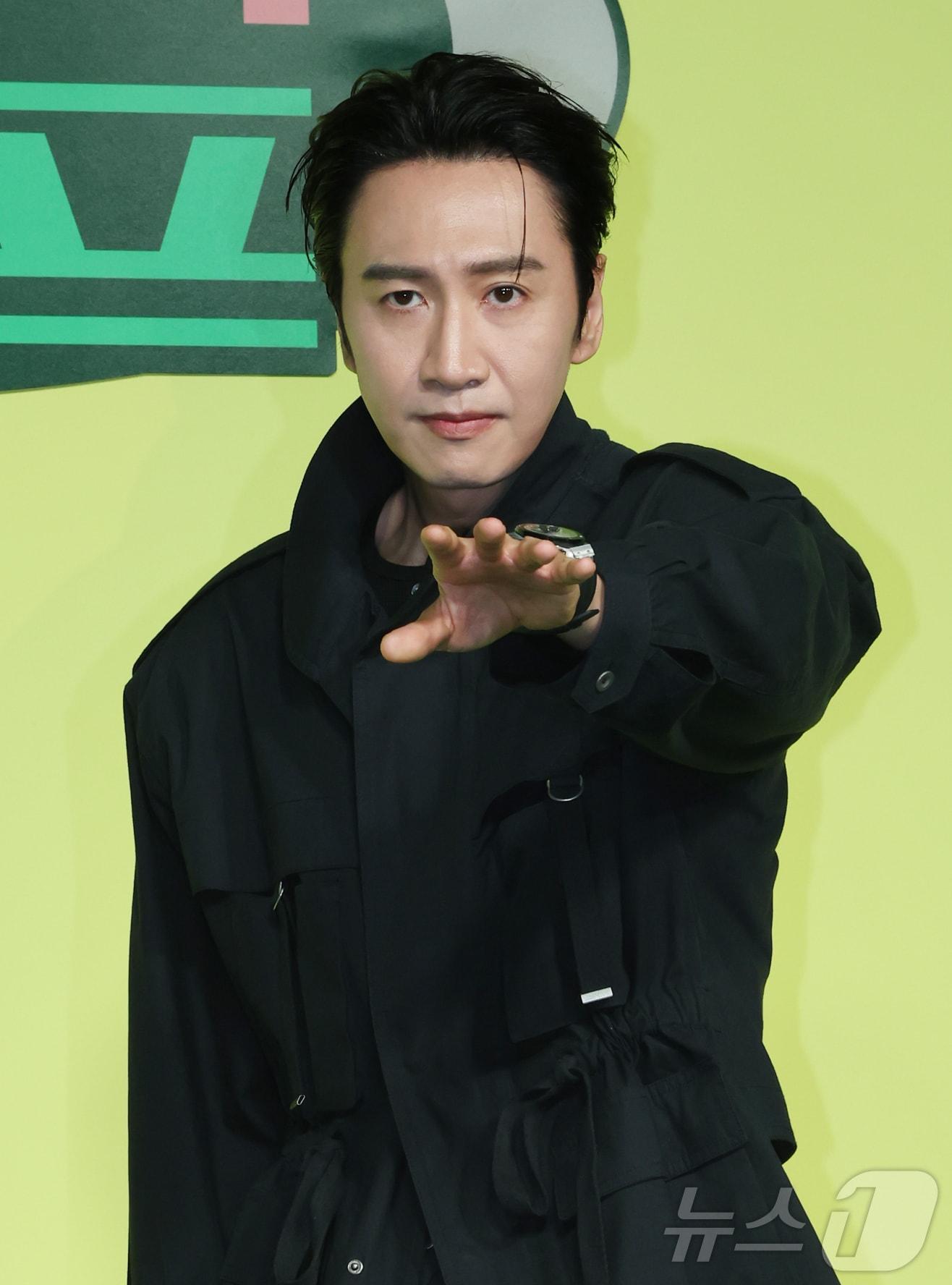 본문 이미지 - 배우 이광수가 19일 오전 서울 종로구 JW 동대문 메리어트 호텔에서 열린 넷플릭스 새 예능프로그램 ‘유재석 캠프’ 제작발표회에 참석해 포즈를 취하고 있다. ‘유재석캠프’는 초보 캠프장 유재석과 예측 불가 직원 이광수, 변우석, 지예은이 숙박객들과 떠들어 재끼고, 놀아 재끼고, 까불어 재끼며 일상 탈출을 완성하는 단체 캠프 예능으로 오는 26일 공개된다. 2026.5.19 ⓒ 뉴스1 김진환 기자