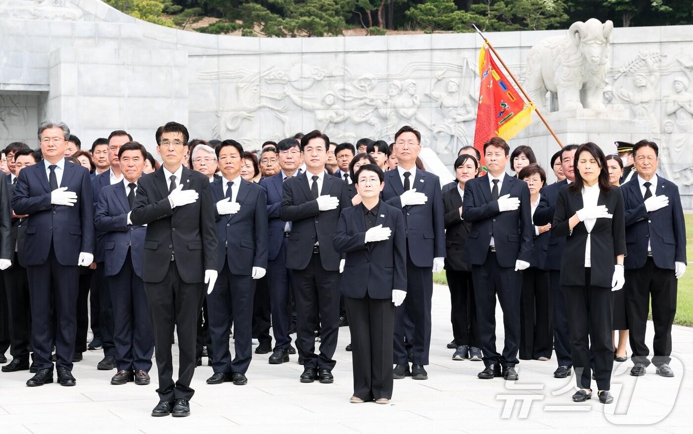 본문 이미지 - 더불어민주당 대전시당 선대위와 후보자들이 19일 대전 유성구 국립대전현충원 현충탑에 참배를 마치고 국기에 대한 경례를 하고 있다. 2026.5.19 ⓒ 뉴스1 김기태 기자