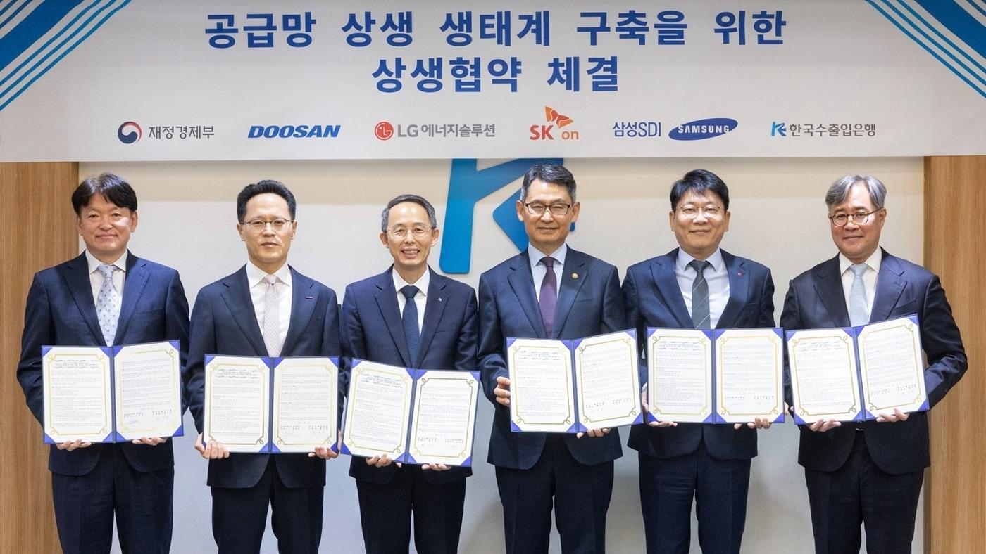 본문 이미지 - (왼쪽부터) 오재균 삼성SDI CFO, 박상현 두산에너빌리티 대표, 황기연 한국수출입은행장, 허장 재정경제부 제2차관, 김동명 LG에너지솔루션 대표, 김민식 SK온 CFO(수은 제공).