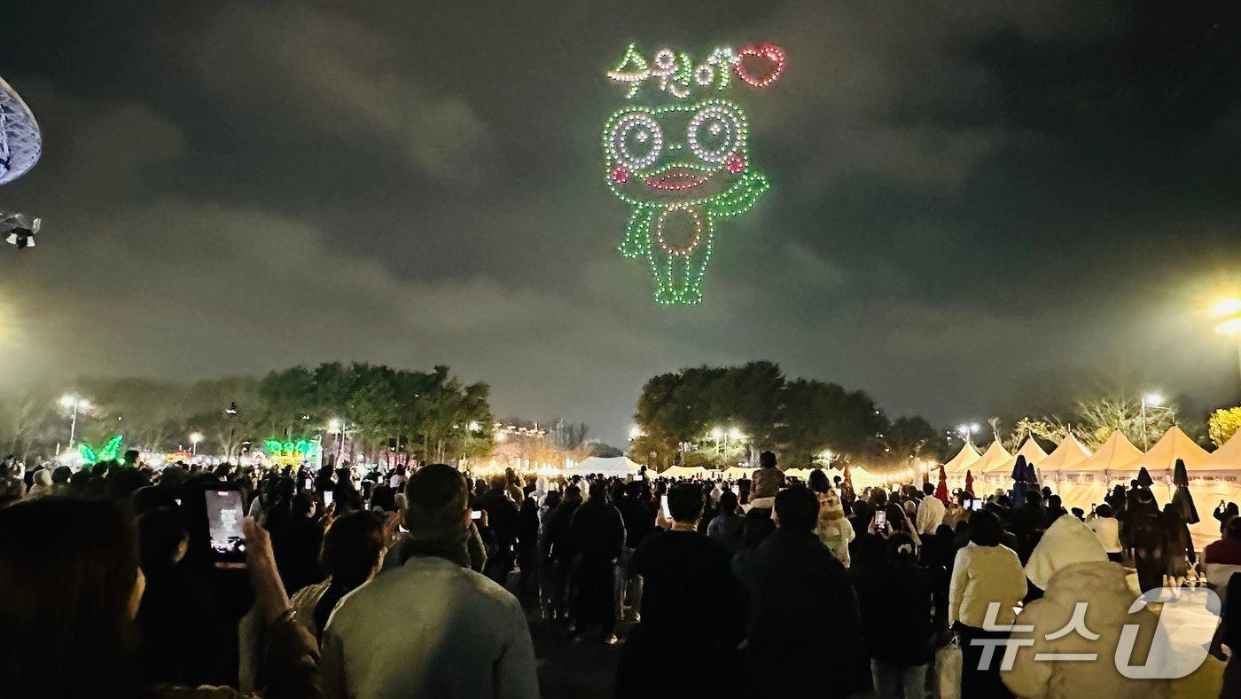 본문 이미지 - 경기 수원시 만석거 새빛축제 드론쇼. (수원시 제공. 재판매 및 DB 금지) 2026.5.19/뉴스1 