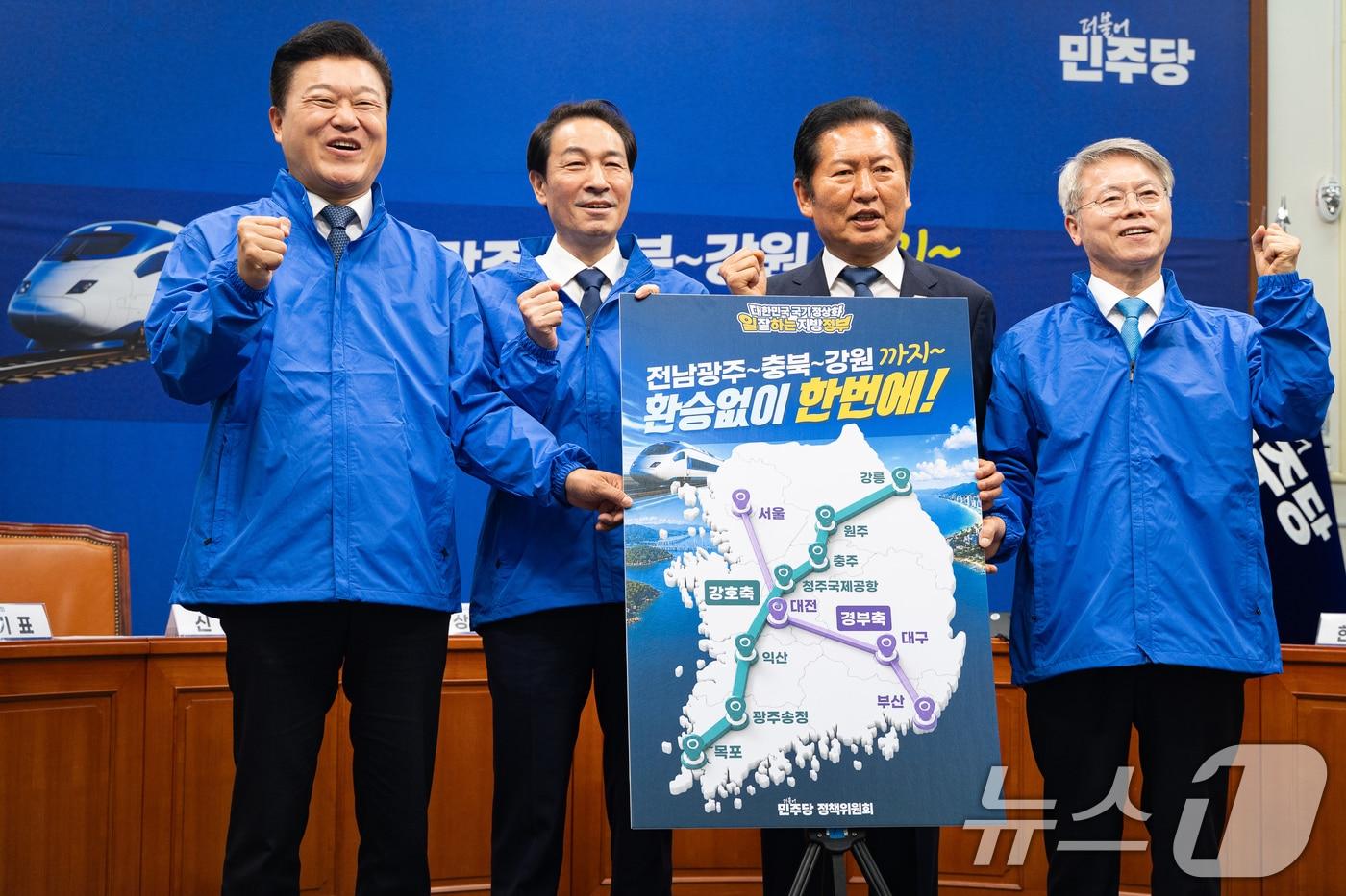 본문 이미지 - 정청래 더불어민주당 대표와 강원·충북·전남광주 지자체장 후보가 19일 서울 여의도 국회에서 열린 강호축 철도망 합동공약 발표에서 기념 촬영을 하고 있다. 왼쪽부터 신용한 충청북도지사 후보, 우상호 강원특별자치도지사 후보, 정 대표, 민형배 전남광주통합특별시장 후보. 2026.5.19 ⓒ 뉴스1 유승관 기자