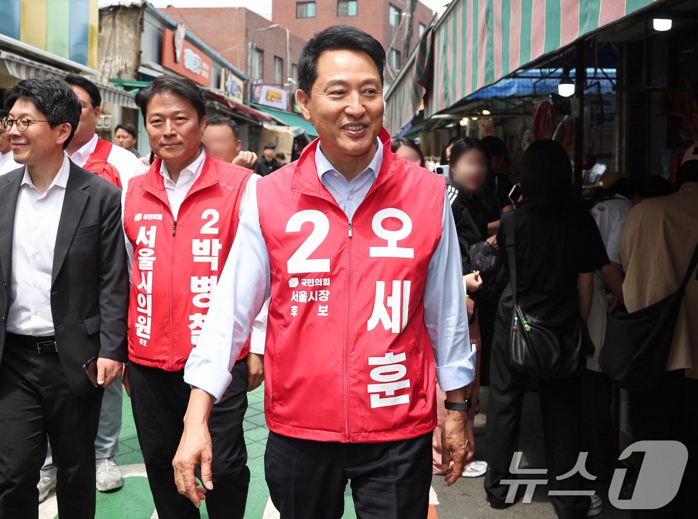 본문 이미지 - 오세훈 국민의힘 서울시장 후보가 19일 오전 서울 종로구 창신동 문구완구거리에서 열린 '오세훈과 함께 걸어요'에서 시민들에게 인사를 하고 있다. 2026.5.19 ⓒ 뉴스1 임지훈 인턴기자
