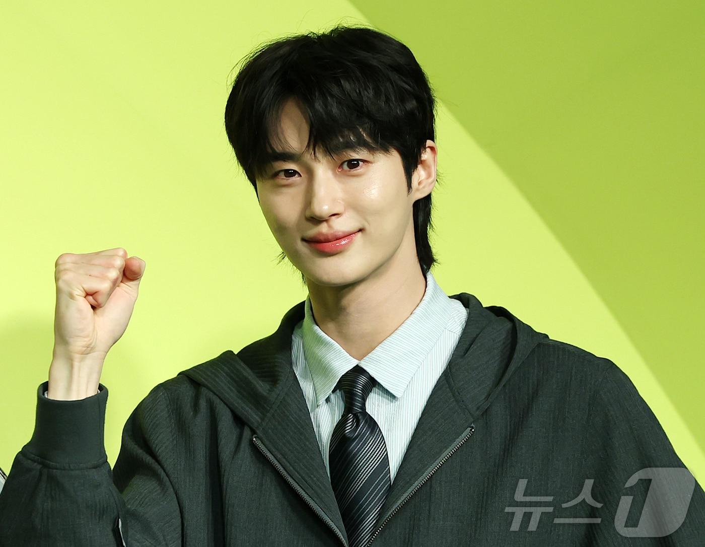 본문 이미지 - 배우 변우석이 19일 오전 서울 종로구 JW 동대문 메리어트 호텔에서 열린 넷플릭스 새 예능프로그램 ‘유재석 캠프’ 제작발표회에 참석해 포즈를 취하고 있다. ‘유재석캠프’는 초보 캠프장 유재석과 예측 불가 직원 이광수, 변우석, 지예은이 숙박객들과 떠들어 재끼고, 놀아 재끼고, 까불어 재끼며 일상 탈출을 완성하는 단체 캠프 예능으로 오는 26일 공개된다. 2026.5.19 ⓒ 뉴스1 김진환 기자