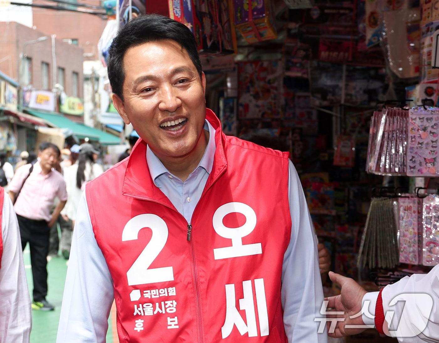 본문 이미지 - 오세훈 국민의힘 서울시장 후보가 19일 오전 서울 종로구 창신동 문구완구거리에서 열린 '오세훈과 함께 걸어요'에서 시민들과 인사를 나누고 있다. 2026.5.19 ⓒ 뉴스1 임지훈 인턴기자