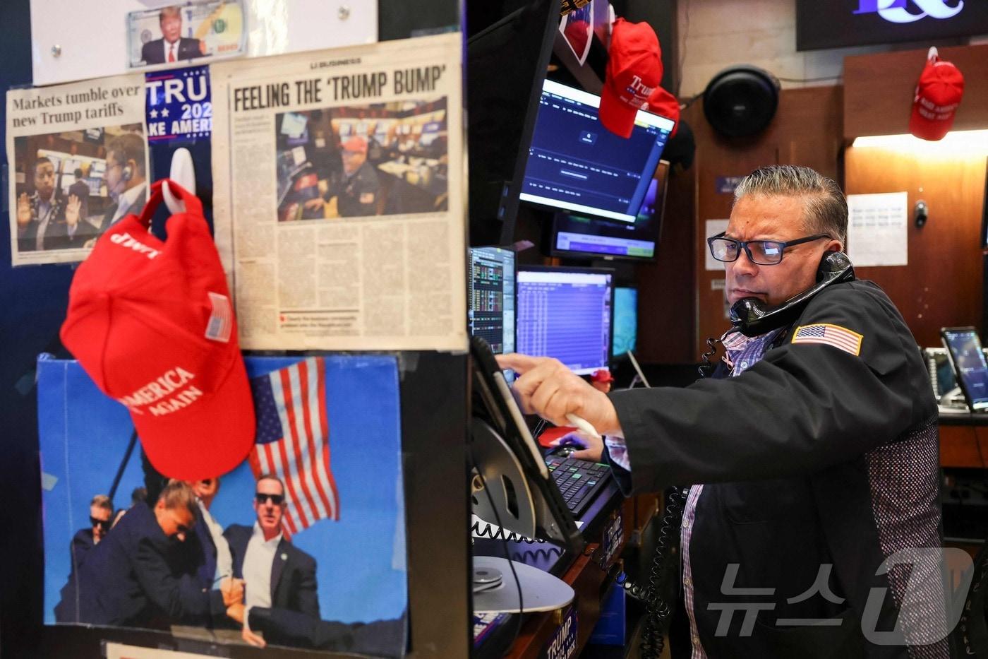 본문 이미지 - 2026년 5월 11일 미국 뉴욕 뉴욕증권거래소(NYSE) 에서 한 트레이더가 업무를 보고 있다. ⓒ AFP=뉴스1