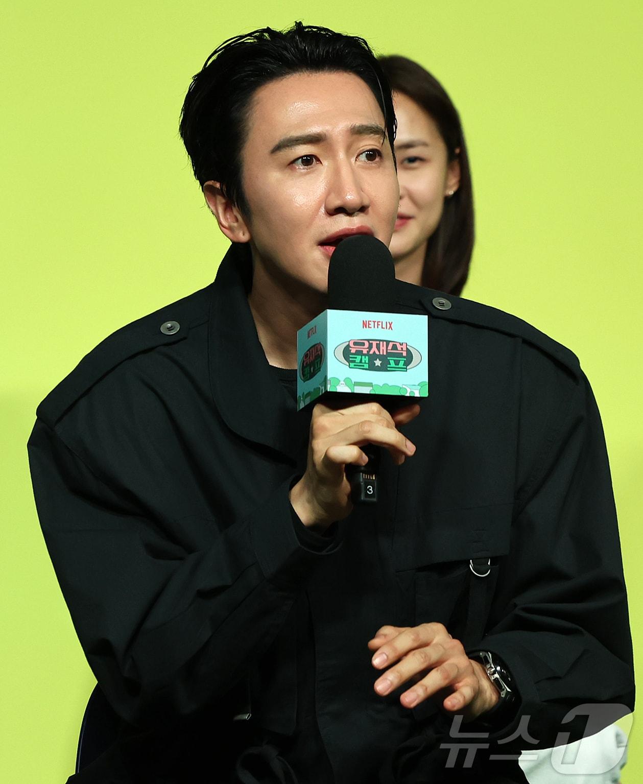 본문 이미지 - 배우 이광수가 19일 오전 서울 종로구 JW 동대문 메리어트 호텔에서 열린 넷플릭스 새 예능프로그램 ‘유재석 캠프’ 제작발표회에 참석해 취재진 질문에 답변하고 있다. ‘유재석캠프’는 초보 캠프장 유재석과 예측 불가 직원 이광수, 변우석, 지예은이 숙박객들과 떠들어 재끼고, 놀아 재끼고, 까불어 재끼며 일상 탈출을 완성하는 단체 캠프 예능으로 오는 26일 공개된다. 2026.5.19 ⓒ 뉴스1 김진환 기자