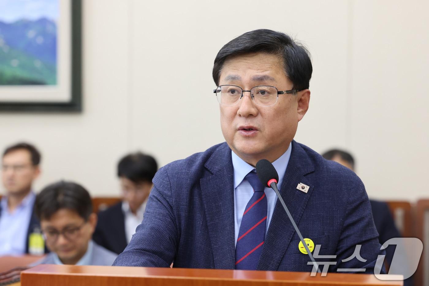 본문 이미지 - 김성환 기후에너지환경부 장관이 서울 여의도 국회에서 열린 기후에너지환경노동위원회 전체회의에서 발언하고 있다. 2026.5.19 ⓒ 뉴스1 신웅수 기자