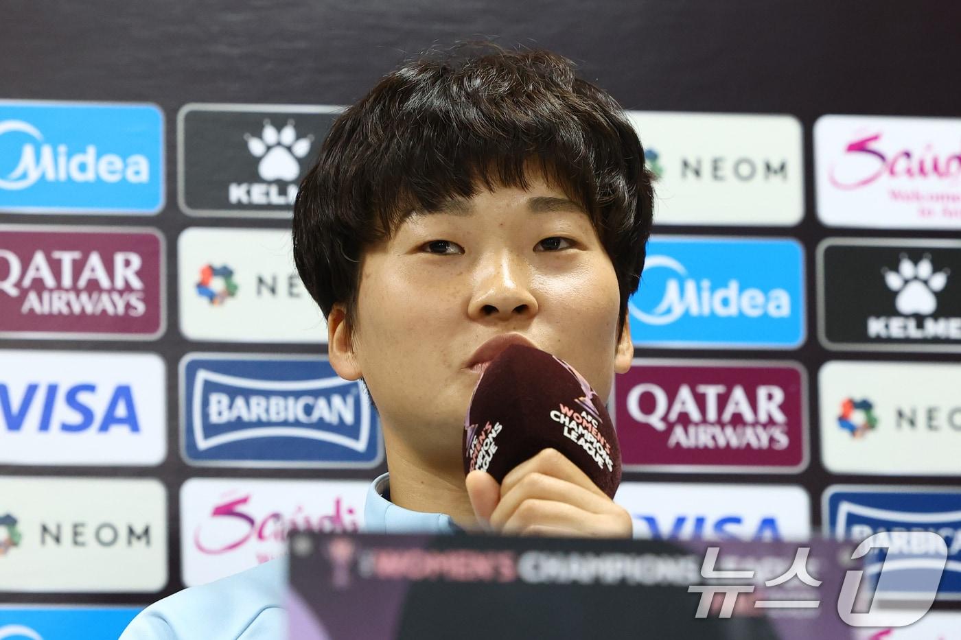 본문 이미지 - 북한 내고향여자축구단 김경영이 19일 경기 수원시 수원종합운동장에서 열린 2025~2026시즌 아시아축구연맹(AFC) 여자 챔피언스리그(AWCL) 4강전 기자회견에서 발언하고 있다. (공동취재) 2026.5.19 ⓒ 뉴스1 김영운 기자