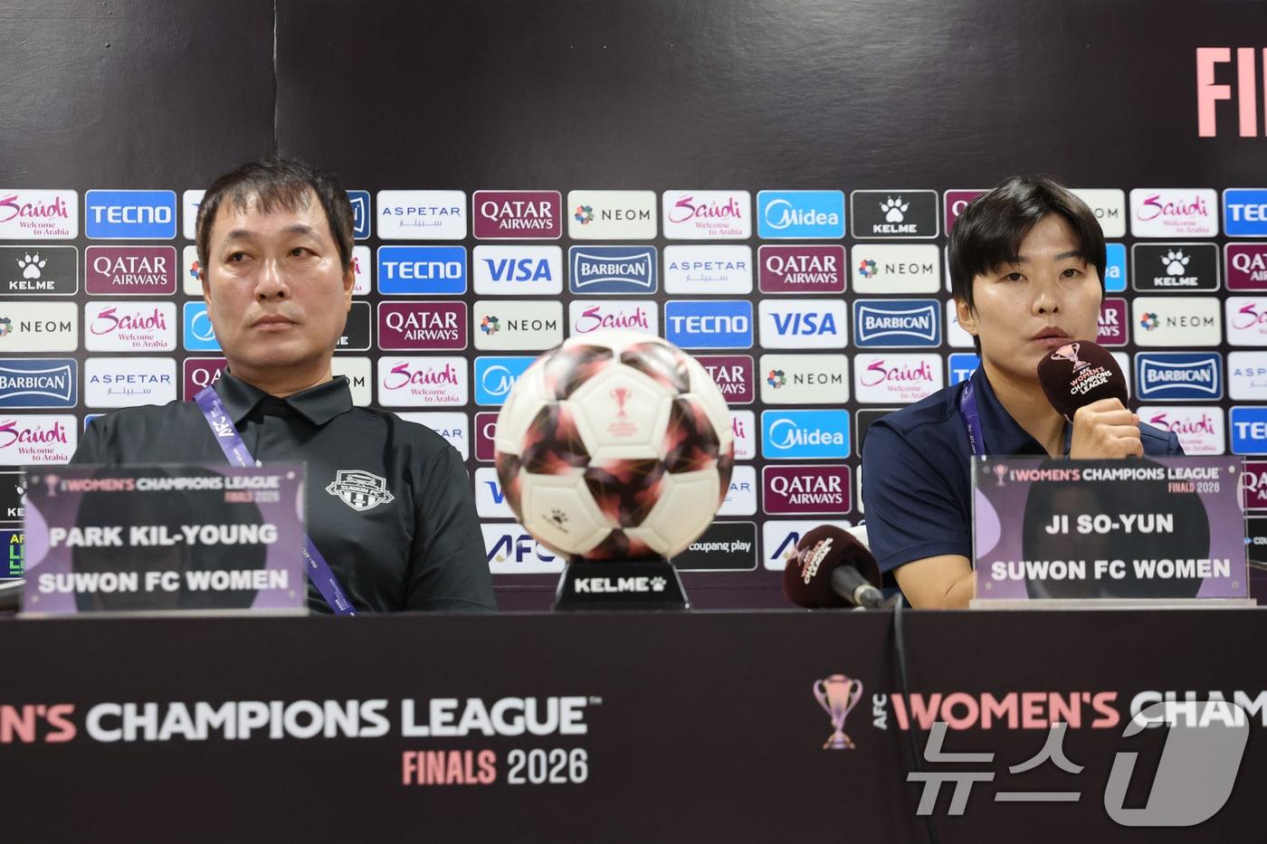 본문 이미지 - 수원FC위민 지소연이 19일 경기 수원시 수원종합운동장에서 열린 2025~2026시즌 아시아축구연맹(AFC) 여자 챔피언스리그(AWCL) 4강전 기자회견에서 발언하고 있다. (공동취재) 2026.5.19 ⓒ 뉴스1 김영운 기자