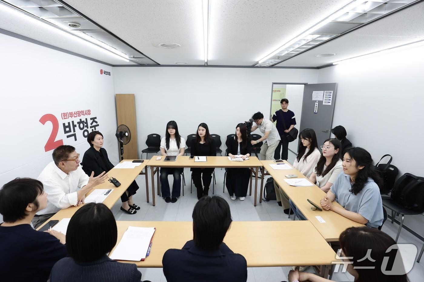 본문 이미지 - 19일 박형준 후보가 사단법인 '쉼표' 소속 여성 20여 명과 함께 '스토킹 및 관계형 범죄 대응을 위한 부산시 정책 확대 및 법률 개정 필요 사안'을 주제로 간담회를 진행하고 있다.(박형준 후보 선거캠프 제공. 재판매 및 DB금지)